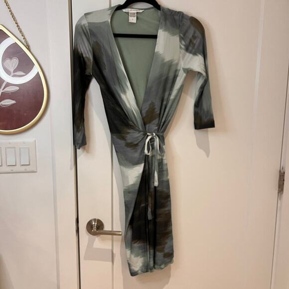 Diane von Furstenberg Green Watercolor Print Long Sleeve Wrap Mini Dress Size 2 - Picture 4 of 13